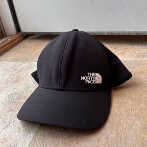 Black North face baseball hat